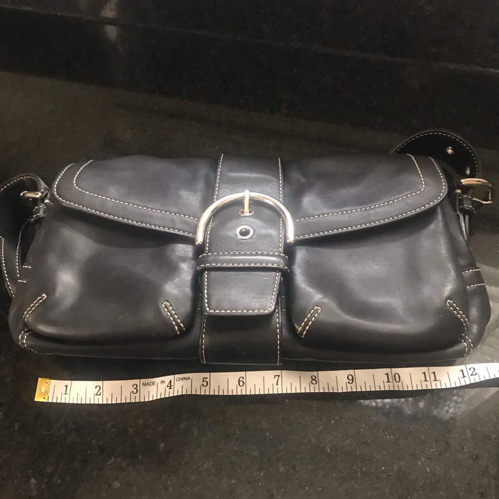 COACH 👆👜 Hamptons Leather with lots of Silver hardware EUC
